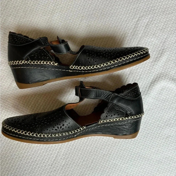 Spring Step EUC Black Leather, T-Strap Mary Jane Wedges with White Threading - Picture 8 of 11